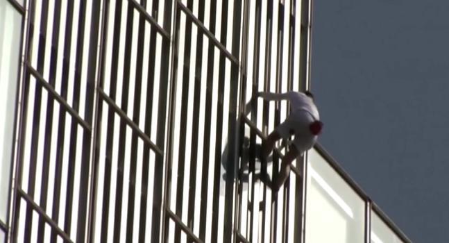 Spider-Man is coming? British man climbed a 120-meter-high building with bare hands, and the end was...