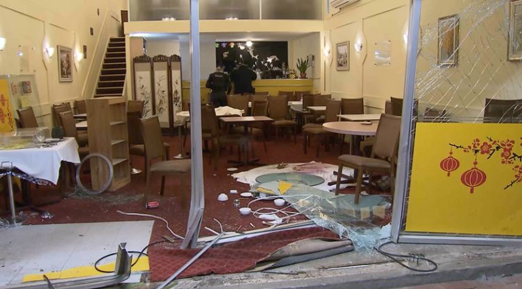 A Chinese restaurant in Australia was hit by a car: the scene was a mess and customers fled