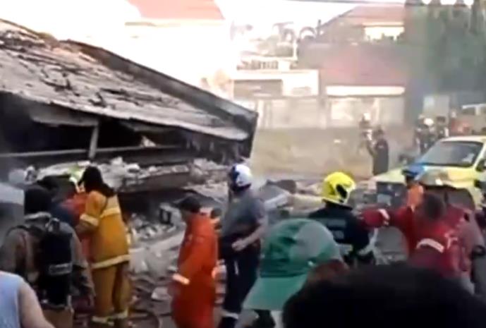 A house in Bangkok, Thailand, suddenly collapsed after a fire, killing five people.