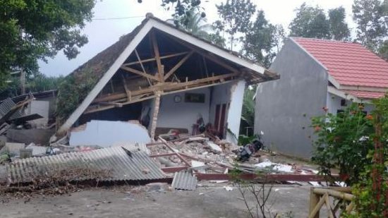 Indonesia's strong earthquake has killed six people. Some buildings have been destroyed and the roofs of houses have collapsed.