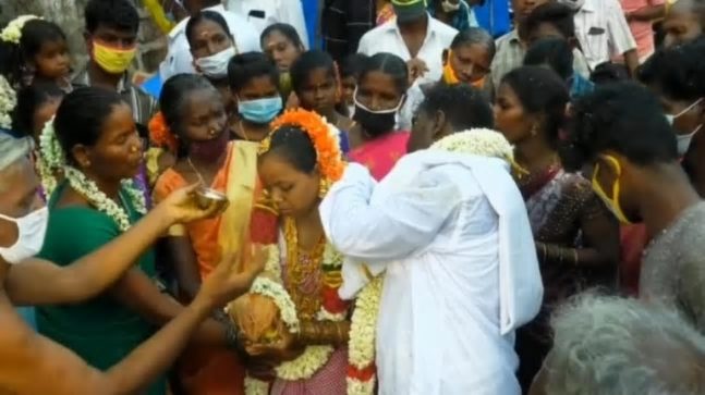 India outbreak out of control blockade temple: couples on the street wedding relatives and friends do not wear masks gathered