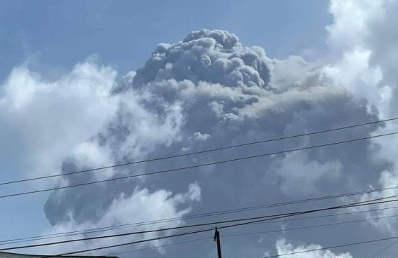 Tens of thousands of volcanoes erupted in Caribbean island countries to evacuate, and the air was filled with sulfur odors.
