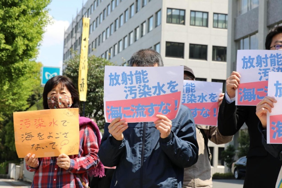 Japanese people gathered in front of the Prime Minister's residence to oppose the government's plan to drain nuclear wastewater.
