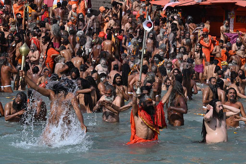 Despite the serious pandemic, millions of Indians went to the Ganges to bathe and make a pilgrimage. Officials said they could overcome their fear.