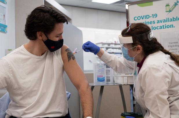 Canadian Prime Minister Justin Trudeau was exposed as a bodyguard when he was vaccinated against Coronavirus