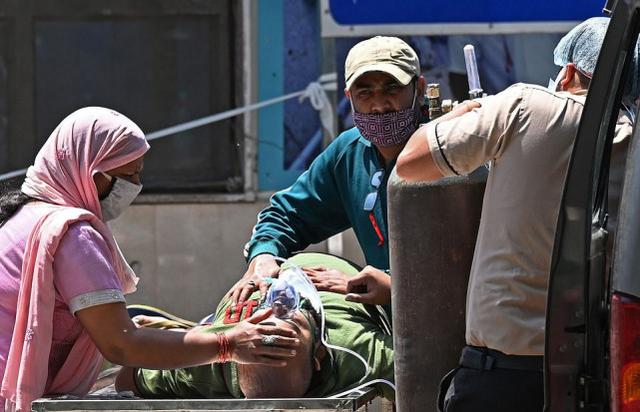 Indian man kneels as police don't take oxygen cylinders from hospital: My mother will die