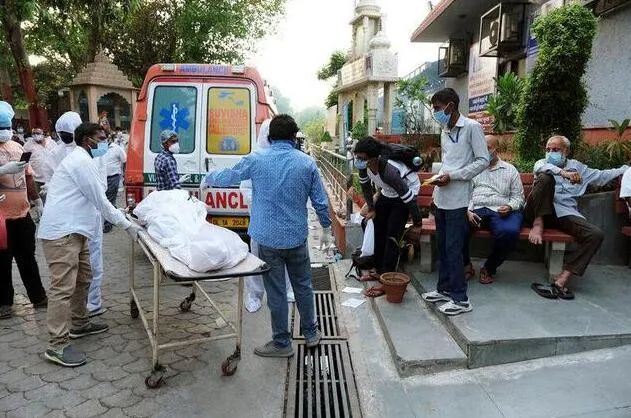 Unable to find oxygen everywhere, Indian police asked patients with Coronavirus to sit under trees to increase their oxygen levels