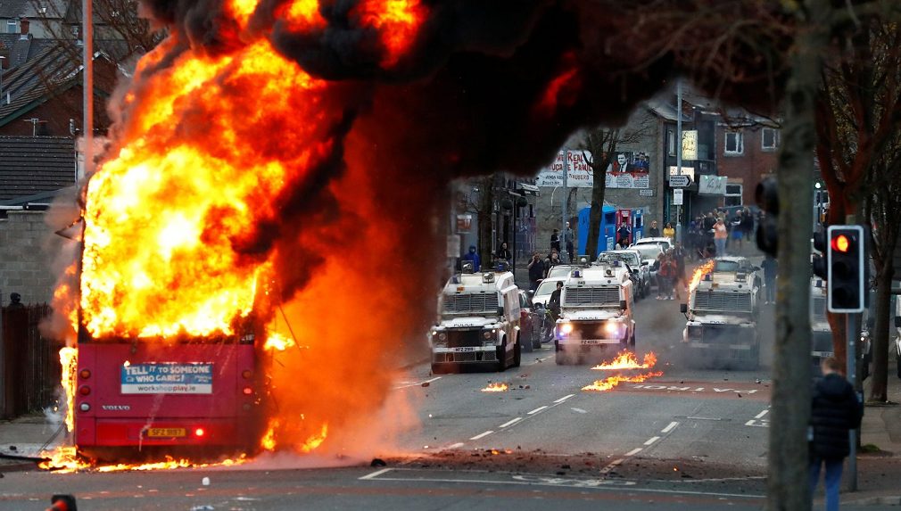 Riot broke out in Northern Ireland, England: People burned buses angrily. More than 40 policemen were injured. Johnson spoke late at night.