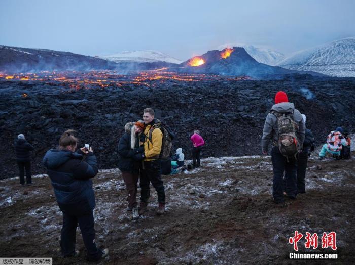 Icelandic volcano shows new volcanic eruption cracks, hundreds of people evacuate urgently