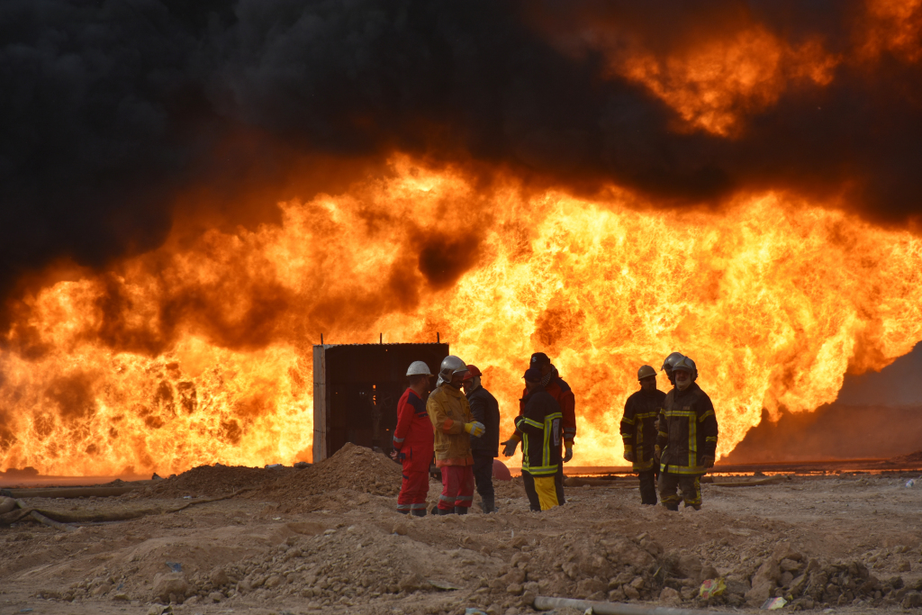 At least one policeman has been killed in a fire sparked by an attack on an oil field in northern Iraq