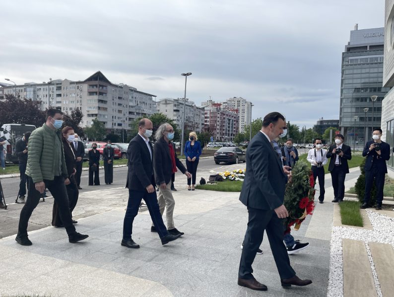 22 years of sacrifice! The Chinese Embassy in Serbia held a condolence event in front of the site of the bombed embassy in the Federal Republic of Yugoslavia