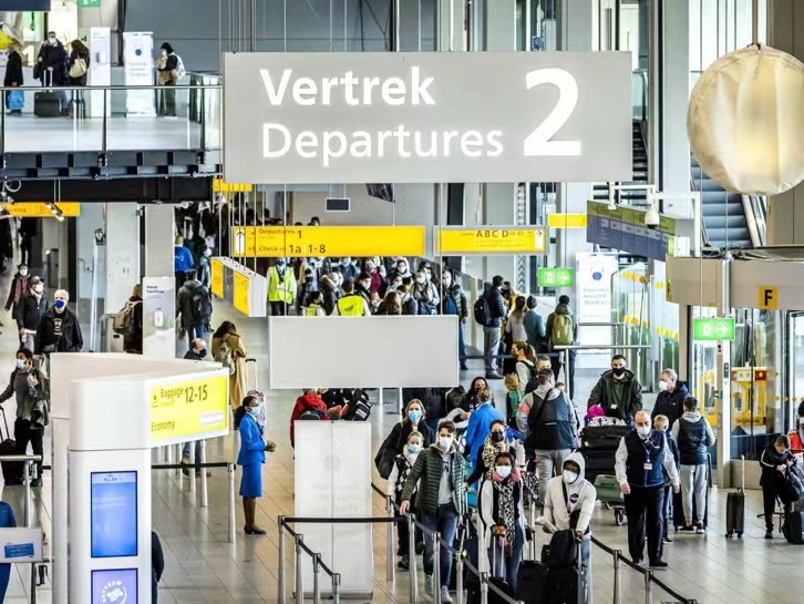 Six Spanish citizens have been arrested at Amsterdam airport in the Netherlands for refusing to comply with anti-pandemic regulations