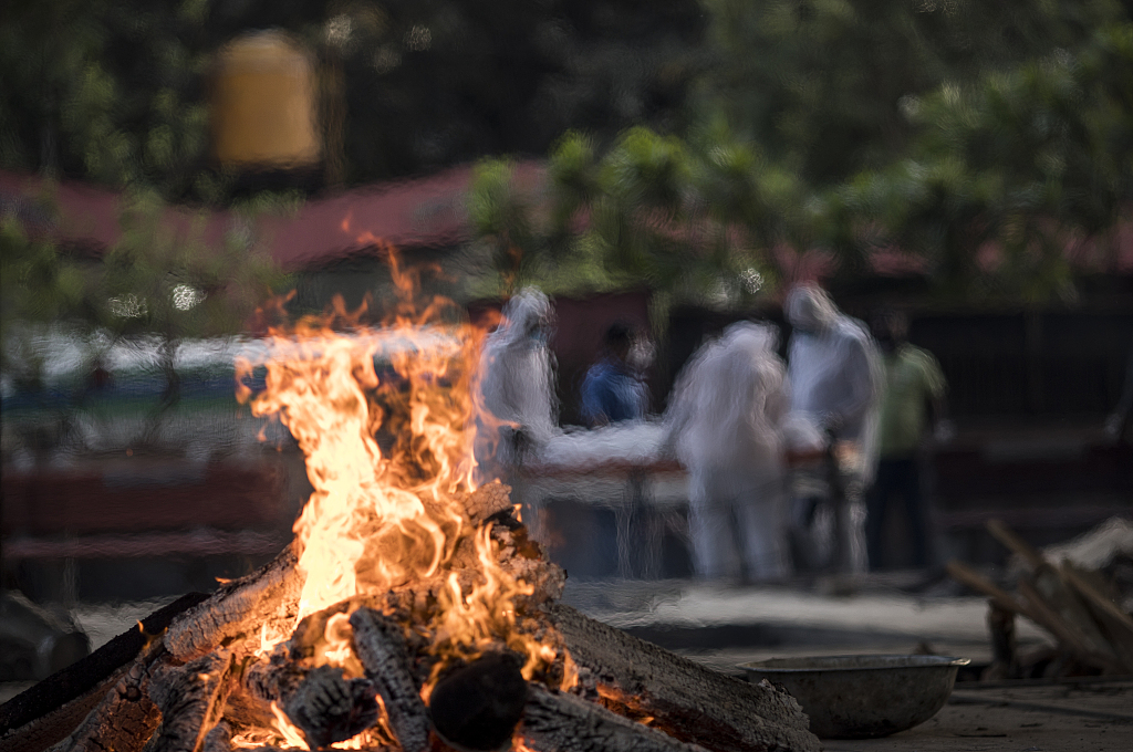 Indian woman left with severe burns after her father died in Coronavirus jumps into crematorium