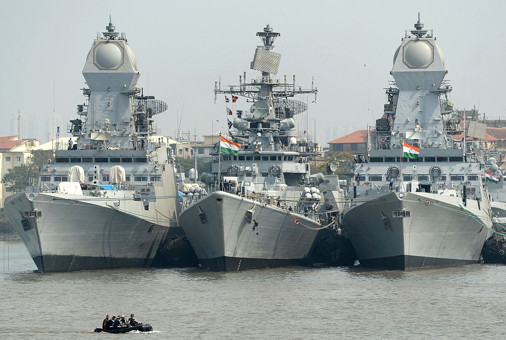Pandemic prevention resources are urgent, the Indian Navy sent four warships abroad to carry oxygen