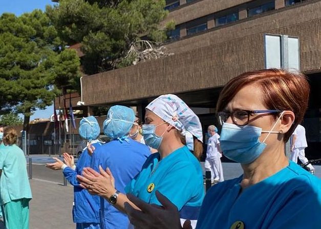 The General Council of Medical Staff in Spain observed a moment of silence for health care workers who died in the outbreak