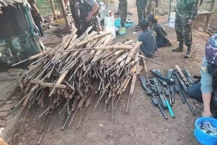 Myanmar's military and police have seized a large number of homemade weapons in the town of Yuwu, Shi'an province