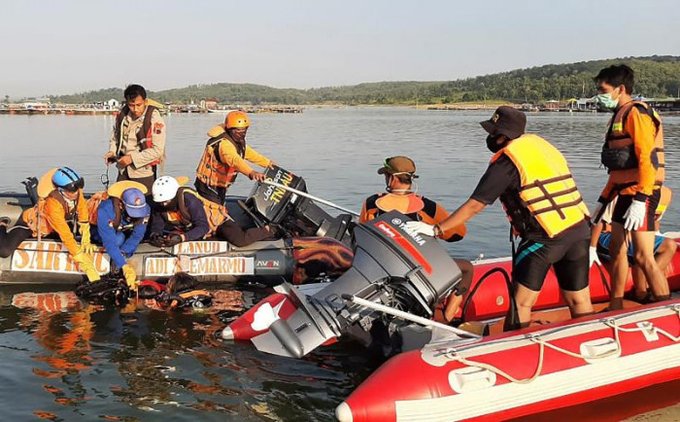 At least seven people have died after a boat capsized in Indonesia for a tourist selfie