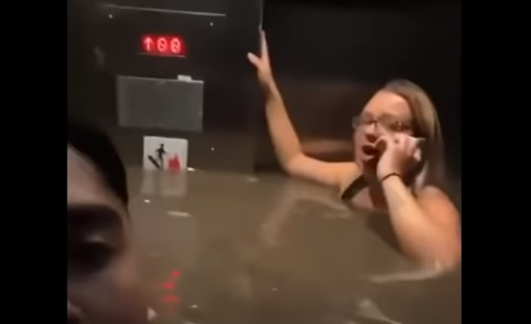 Flooding in the United States many people trapped in elevators: only the head exposed water alarm crazy help