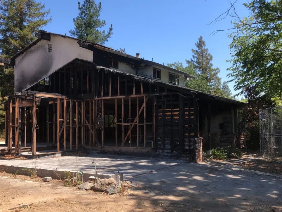 The house destroyed by the fire sold for $1.2 million! Many people rush to buy! What's going on?