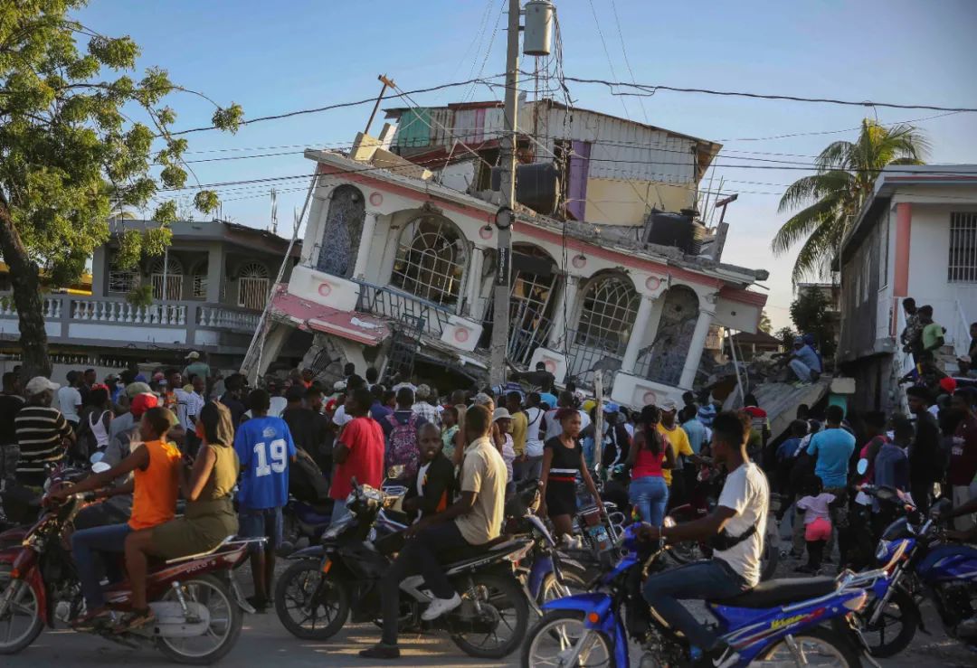 Haiti earthquake has killed 304 people and injured more than 1,800