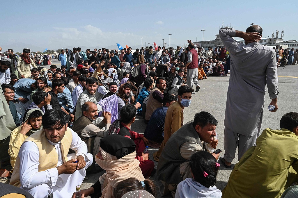 Airports in Afghanistan's capital remain overcrowded At least 40 people have been killed in airport chaos, the Taliban say