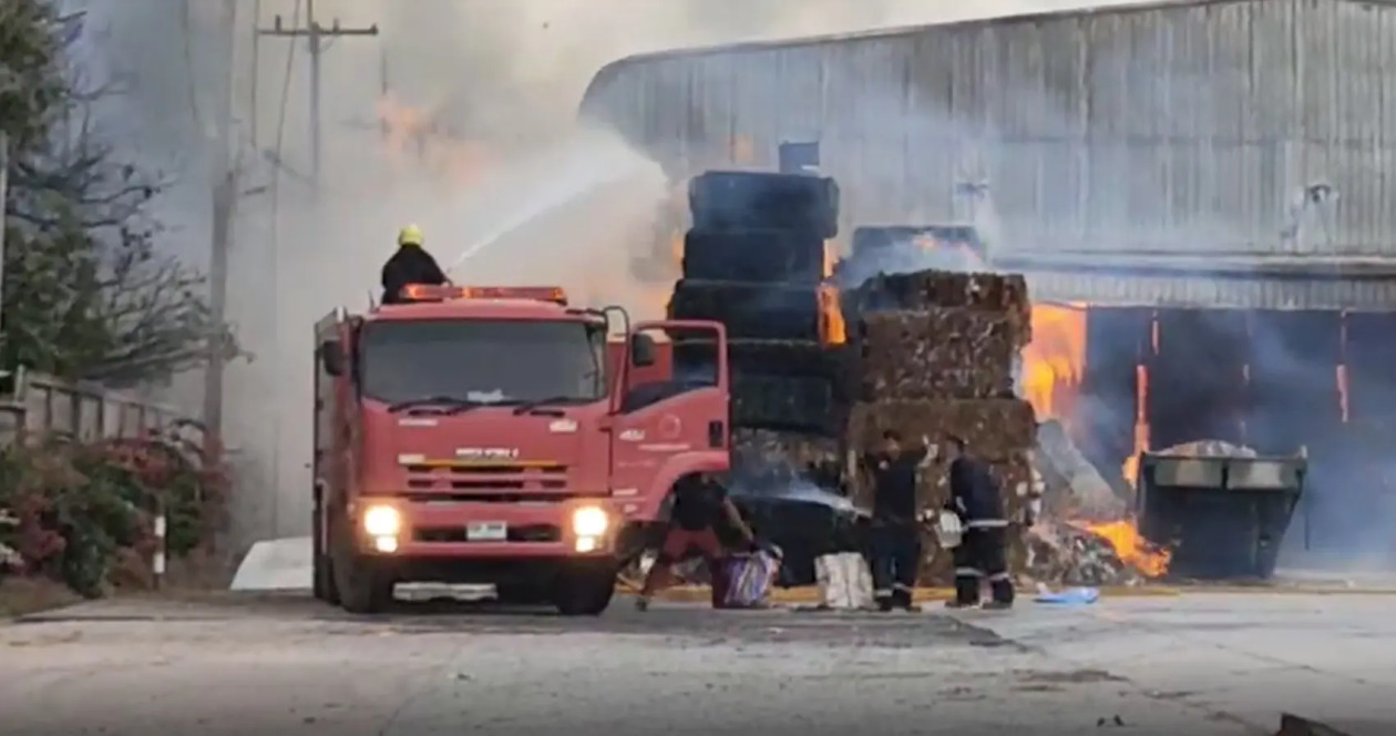 A fire broke out at a waste paper recycling plant in Chunburi Prefecture, Thailand, injuring 9 people