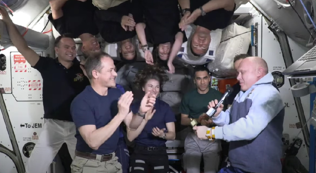 The U.S. astronauts gave the "key" to the space station to the Russian astronauts, and everyone applauded and laughed.