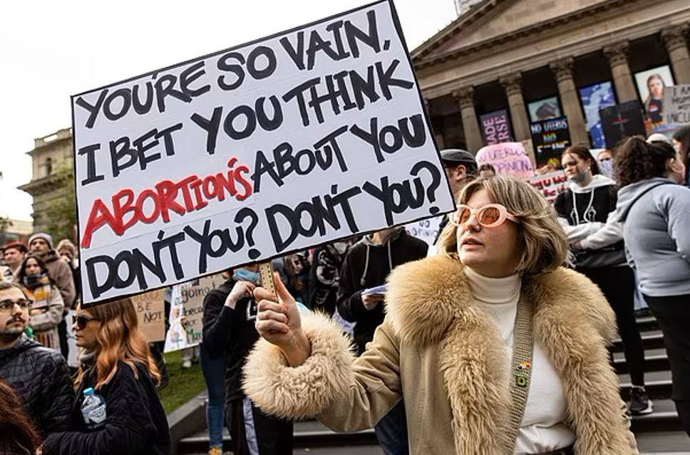 Many places in Australia protested against the U.S. decision on abortion rights: Thousands of people rushed to the streets and shouted in unison